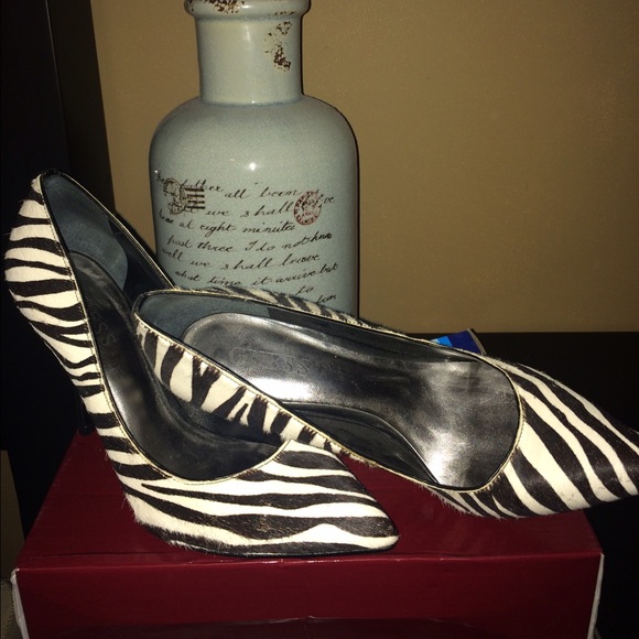 Guess Zebra Pumps - Picture 2 of 2