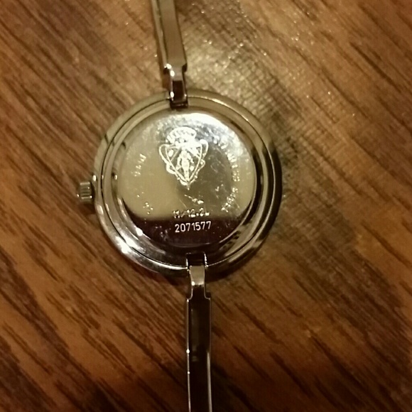 Gucci Bangle Watch - Picture 3 of 3
