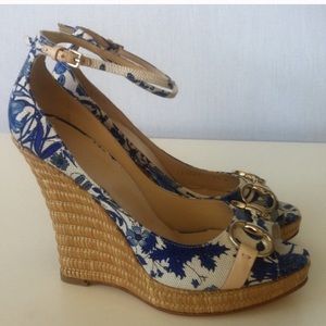 AUTHENTIC GUCCI wedges MAKE ME AN OFFER !! 🎉🎉🎉