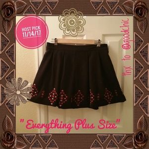 🎉HP🎉Embroidered Black Mini W/Pockets