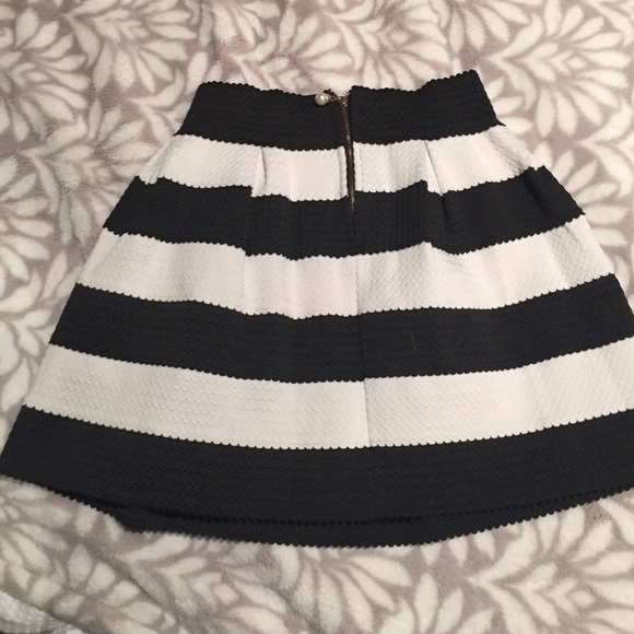 Gorgeous skirt! - Picture 2 of 4