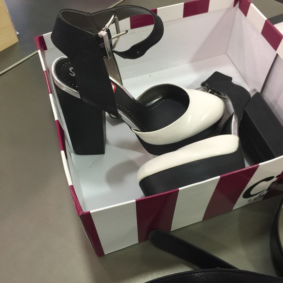 Retro Style Heels - Picture 2 of 2