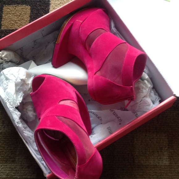 Shoes - Picture 2 of 4