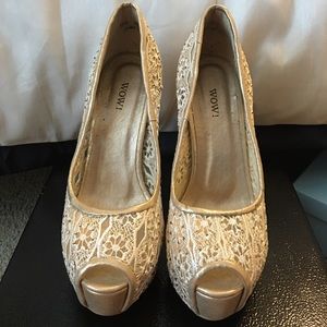 A chic lace pump