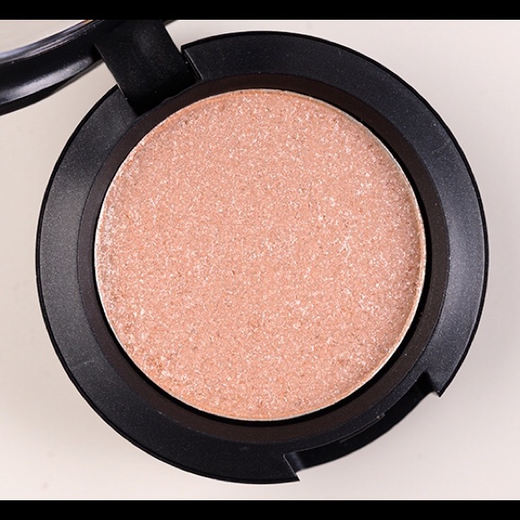 MAC pressed pigment Light Touch