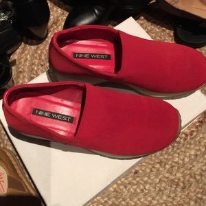 Red stretch walking shoes