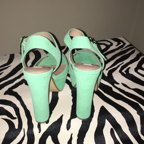 ๐ Suede Pistachio Green Sandals - Picture 5 of 5