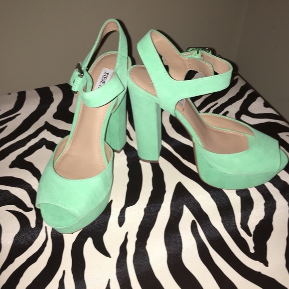 ๐ Suede Pistachio Green Sandals - Picture 4 of 5