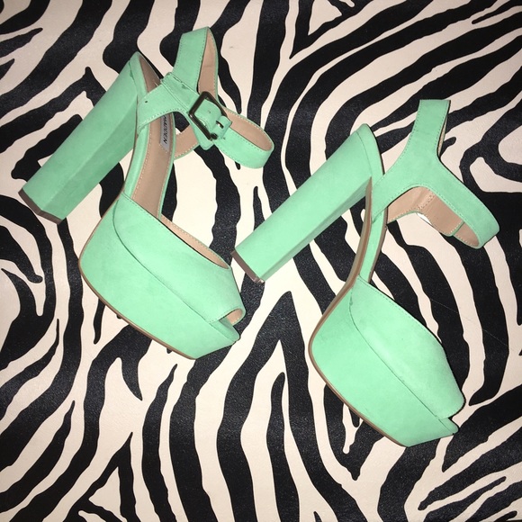 ๐ Suede Pistachio Green Sandals - Picture 3 of 5