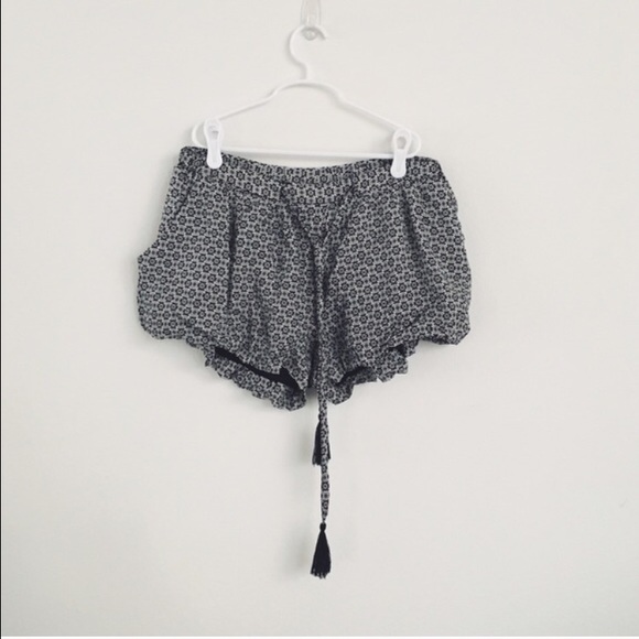 Brandy Melville Pants - Patterned shorts from Brandy Melville