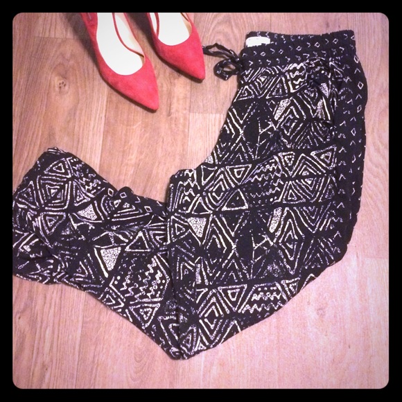 Mossimo Supply Co. Pants - 💝Medium sized joggers black and cream color💝