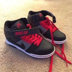 Nike Youth Mid Mogan Sneakers