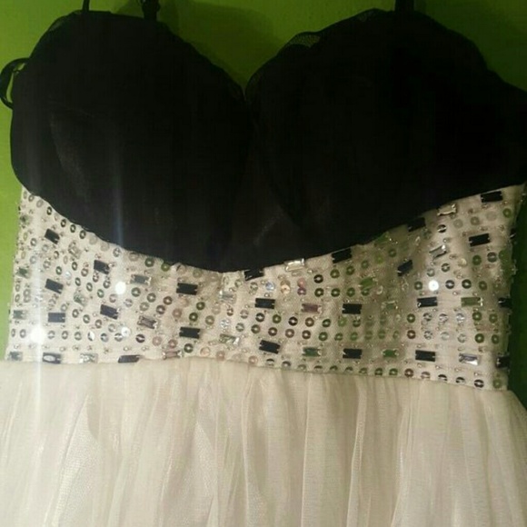 Size 4 prom dress - Picture 2 of 3