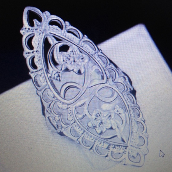 Beautiful Ring size 8 - Picture 1 of 3