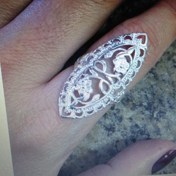 Beautiful Ring size 8 - Picture 2 of 3