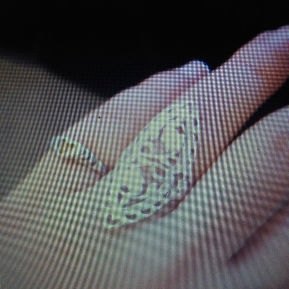 Beautiful Ring size 8 - Picture 3 of 3