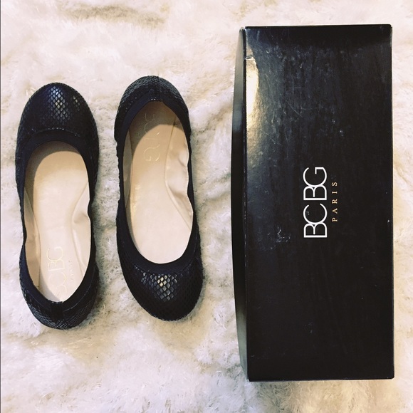 BCBG Paris black flats size 6