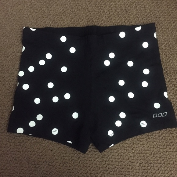 SZ: M Lorna Jane polka dot work out shorts