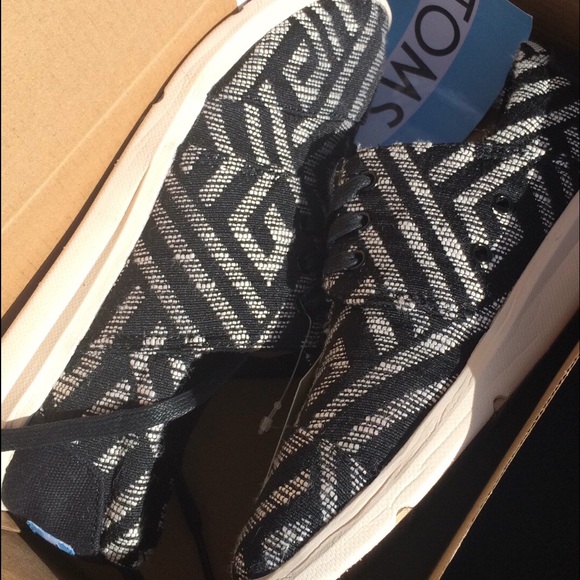 NWT toms size 6