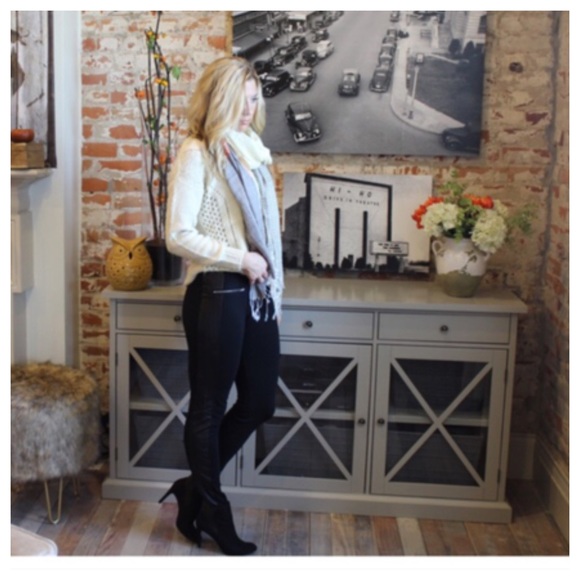 Black vegan leather side panel leggings - Picture 3 of 3