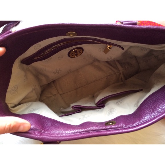 🚫Sold🚫 Tory Burch Amanda Leather Hobo Bag🎀 - Picture 4 of 4