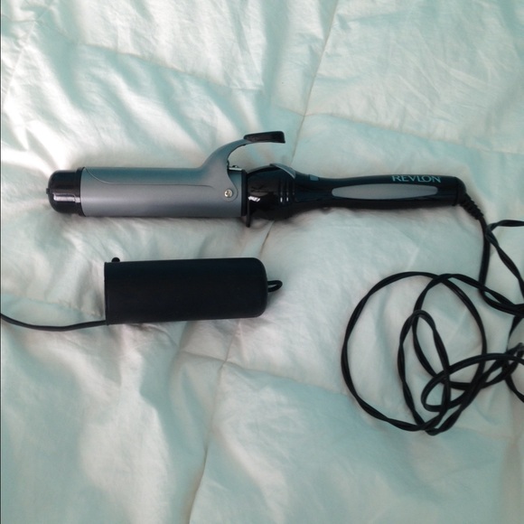 NWOT medium barrel curling iron