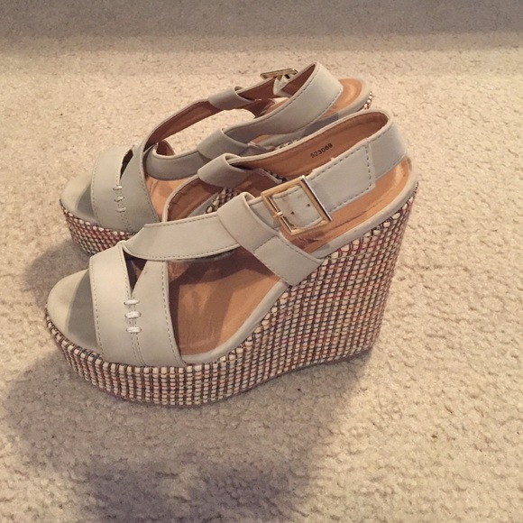 Nude wedges