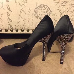 Black pumps