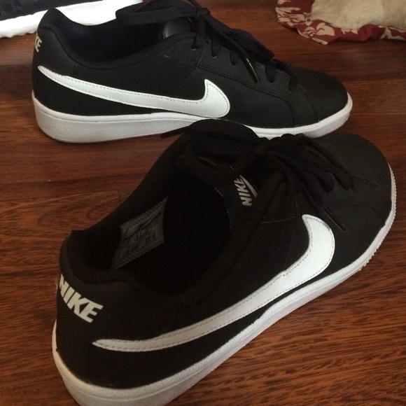 Nike Court Royale's