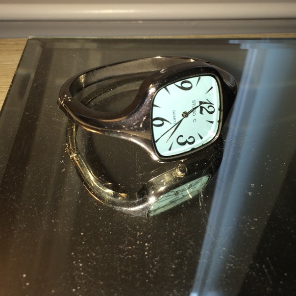 Studio C Watch - Picture 2 of 2