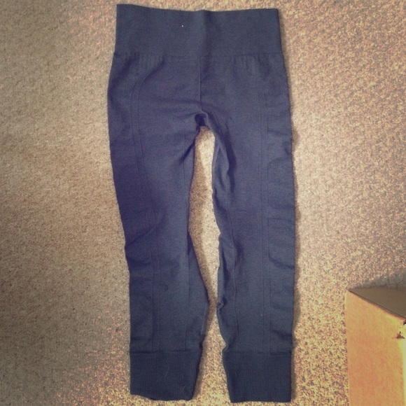 Lululemon seamless street capris- 10