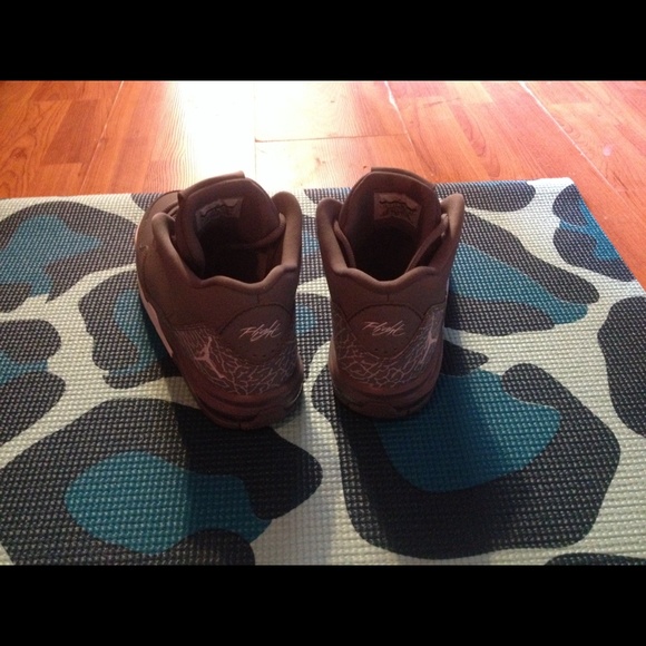 ••holding ••‼️Jordan retro 3's‼️ NWOT‼️‼️ - Picture 2 of 4