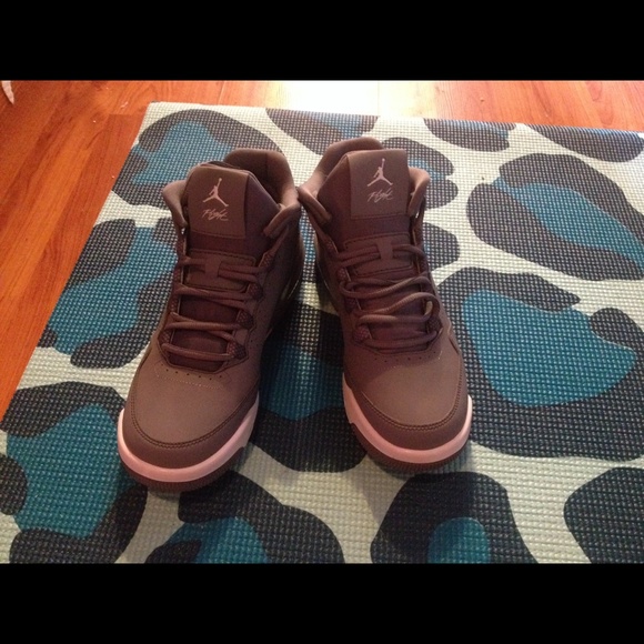 ••holding ••‼️Jordan retro 3's‼️ NWOT‼️‼️ - Picture 3 of 4