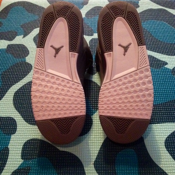 ••holding ••‼️Jordan retro 3's‼️ NWOT‼️‼️ - Picture 4 of 4