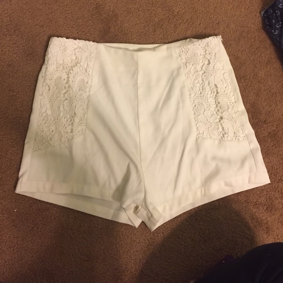 Highwaisted white shorts