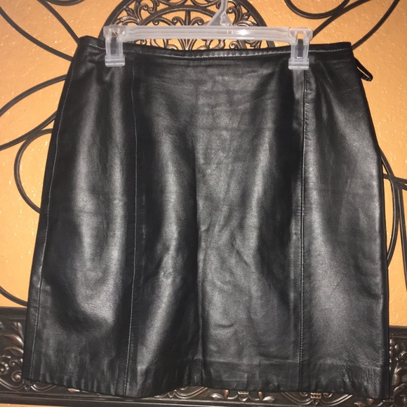 BLACK LEATHER SKIRT