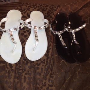 Size: 5 1/2 gelly sandals white & black