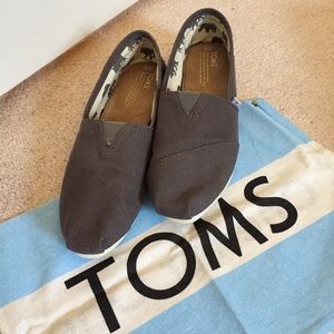 Brand new Tom's shoes