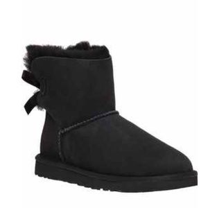 Black uggs with bows 😍