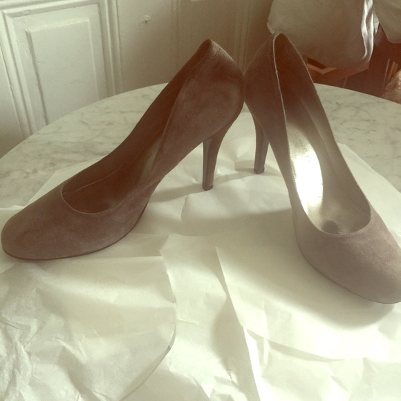 Ellen Tracy Shoes - Gray suede pumps