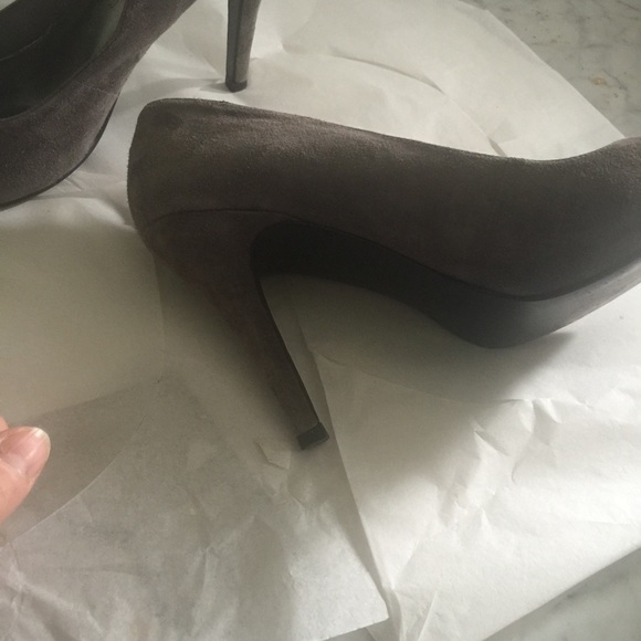 Gray suede pumps - Picture 2 of 4