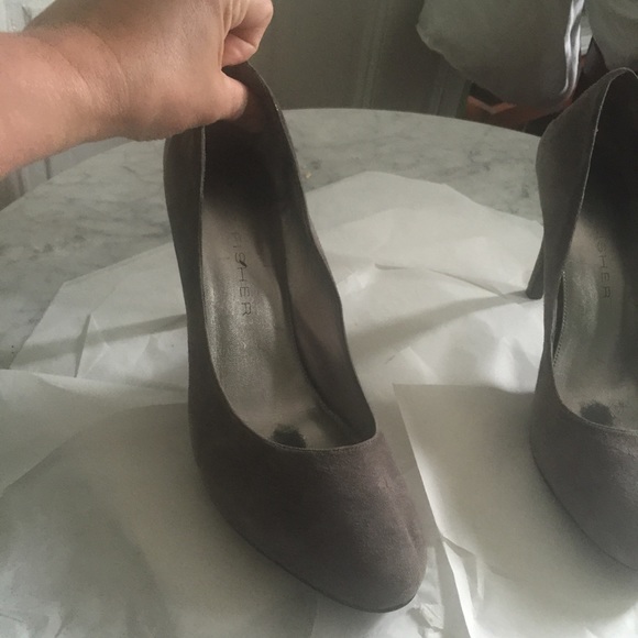 Gray suede pumps - Picture 3 of 4