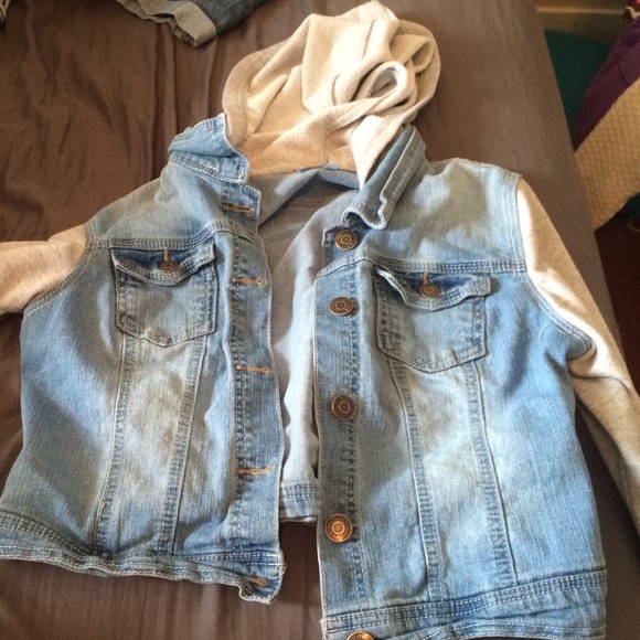 Jean jacket with hood and long sleeves