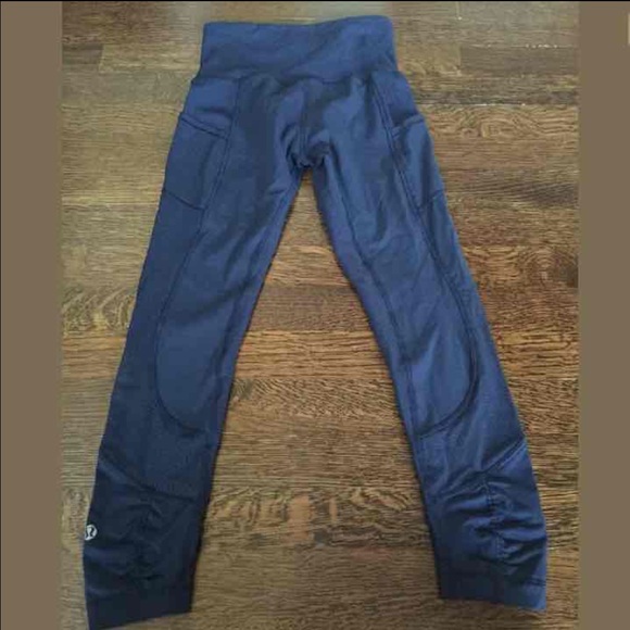 Lululemon seek the heat crops size 2 - Picture 3 of 3