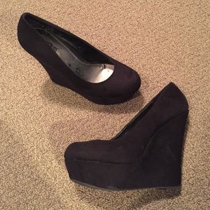Black Wedges