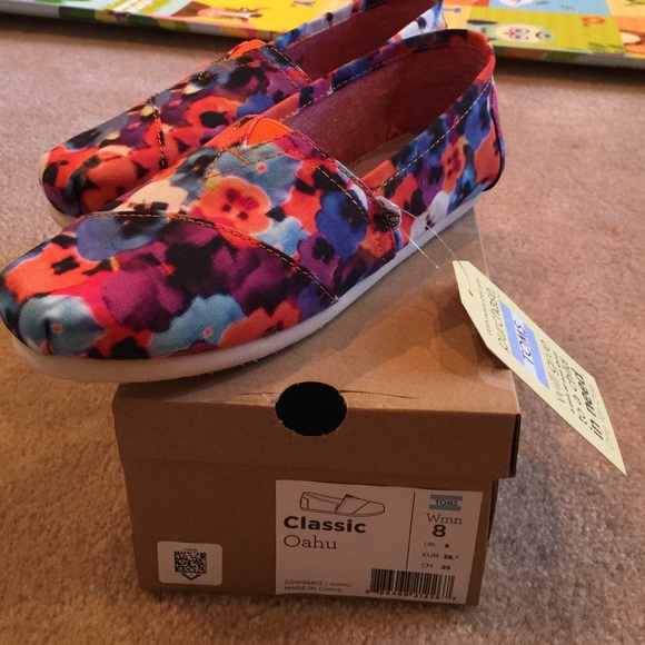 TOMS Shoes - Nwt perfect for the spring toms