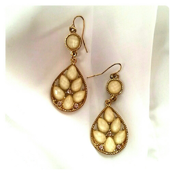 Beige crystal earring