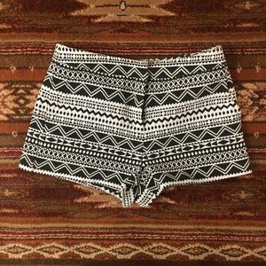 🍀Black and white, printed high waisted shorts🍀