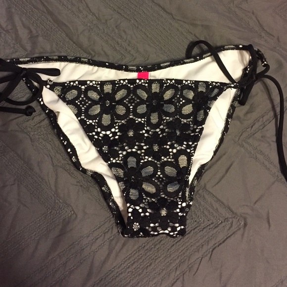 Never worn bikini bottoms - Picture 1 of 3