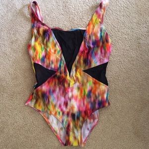 Never worn colorful swimsuit. 🏝🌊👙